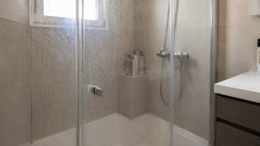Como limpar o box do banheiro para remover o calcário e a sujeira de forma eficaz