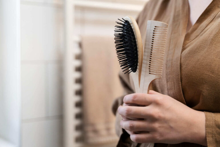 Pente ou escova? Como escolher o produto certo para o seu tipo de cabelo