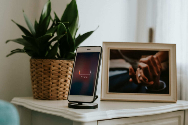 Dormir com o celular por perto: o hábito que pode afetar seu descanso noturno
