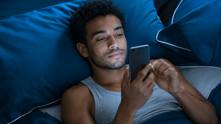 Por que você tem dificuldade em largar o celular antes de dormir? Nem sempre é falta de força de vontade