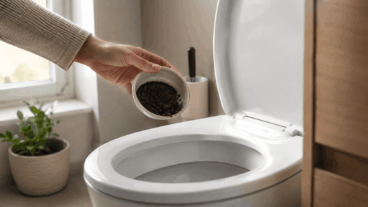 Jogar borras de café no vaso sanitário funciona? O que realmente acontece com esse truque caseiro