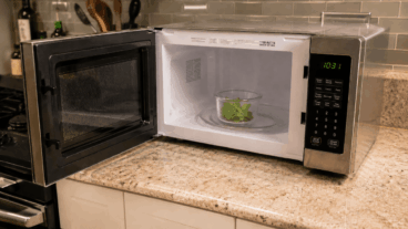 Cheiro estranho no forno ou no micro-ondas: como usar folhas de hortelã após a limpeza