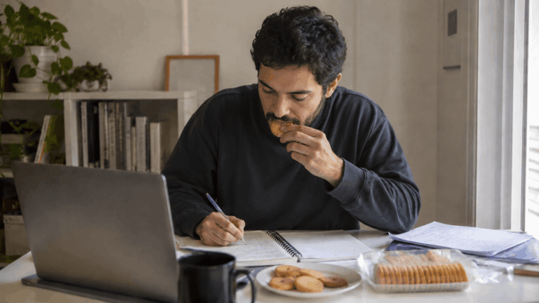 Não é só fome: 5 motivos pelos quais você come mais quando está entediado