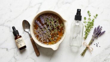 Roupas com cheiro de mofo? Faça um spray caseiro de lavanda e tomilho para refrescá-las