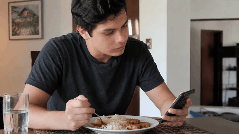 Por que comer enquanto olha para o celular pode fazer com que você faça escolhas alimentares menos saudáveis?