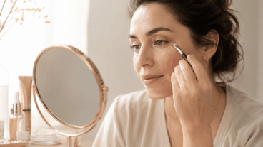 4 dicas para disfarçar as rugas ao redor dos olhos sem deixar a pele com aspecto rígido