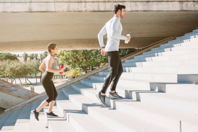O melhor exercício cardiovascular escondido na sua rotina diária. Esqueça o elevador e ative os glúteos e as pernas com um movimento de alto gasto calórico por minuto.