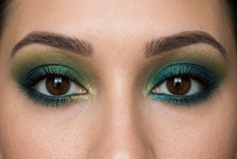 Da discrição do verde-oliva para o dia a dia até o dramatismo do verde-esmeralda, essa gama revela variações de tom únicas na íris.