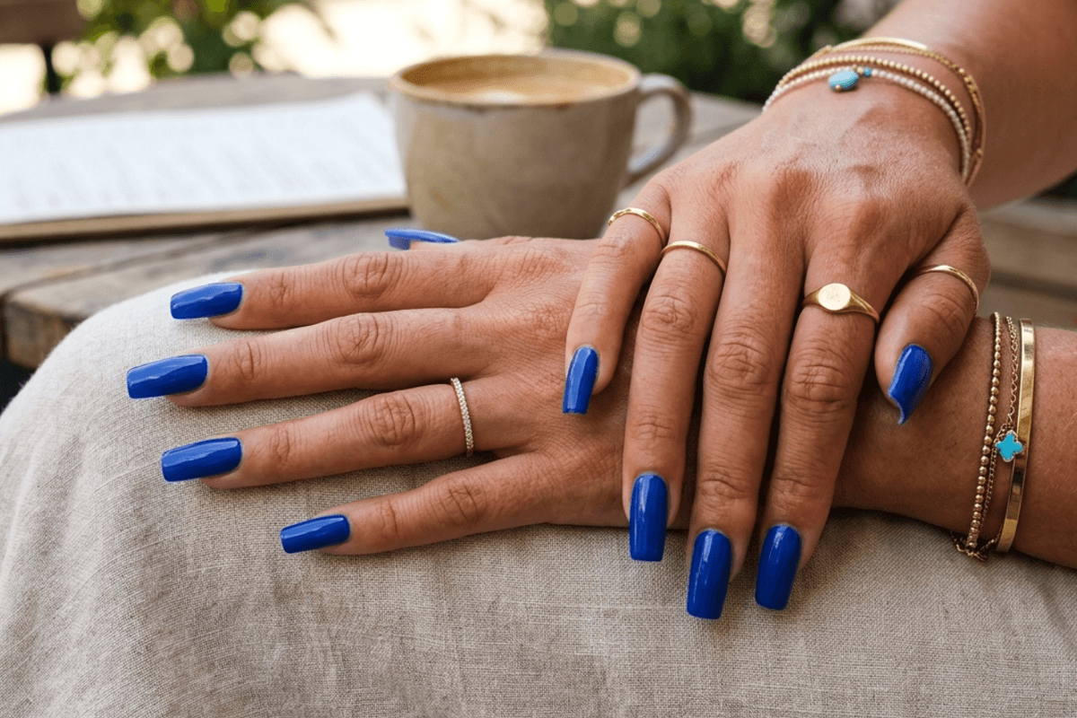 Manicura azul cobalto