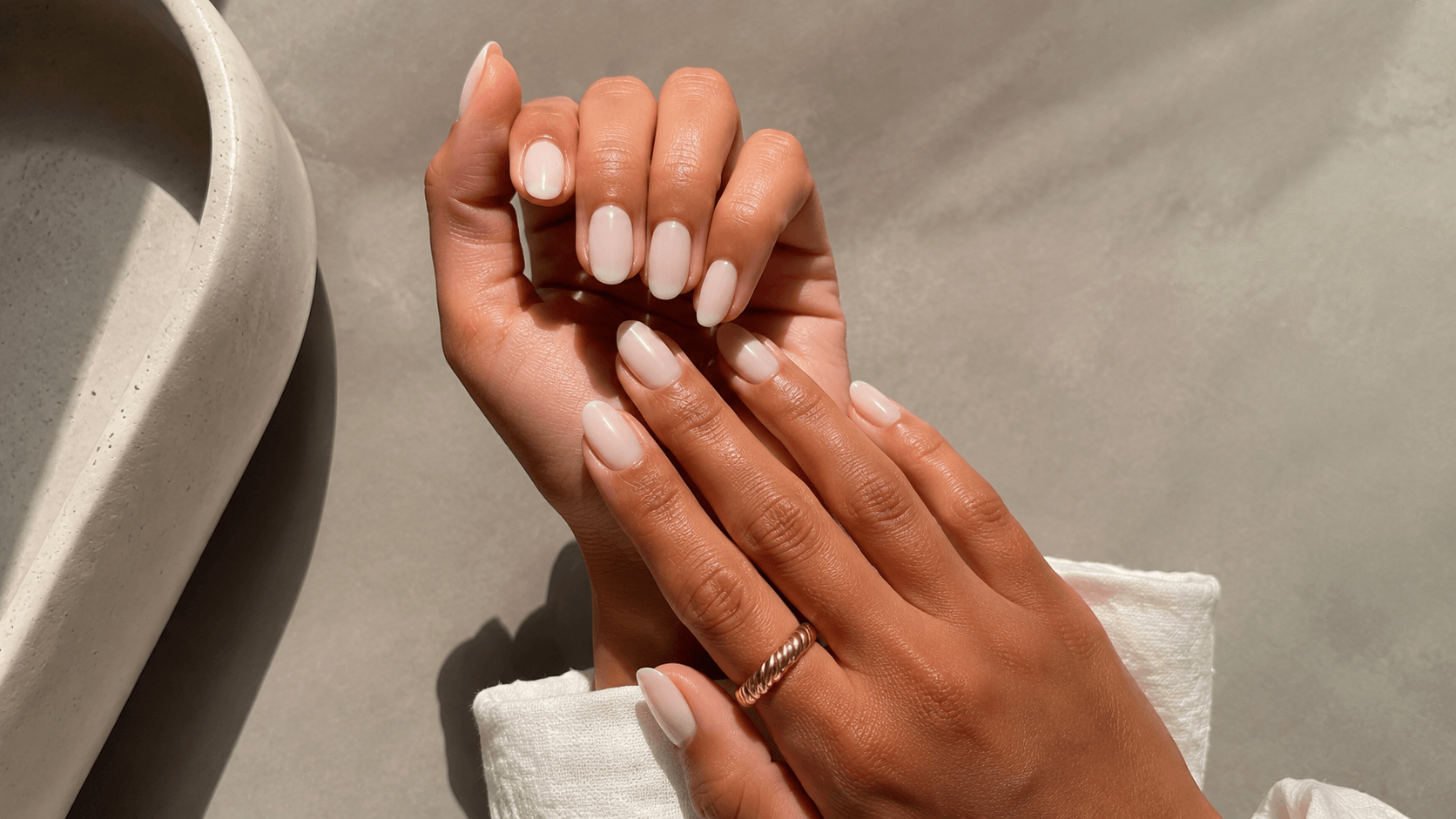 Manicura blanco lechoso