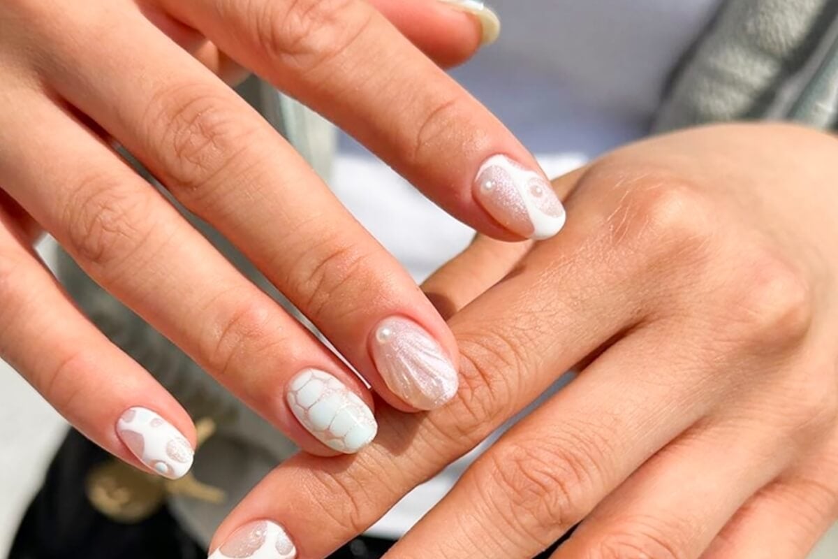 Manicura con conchas en relieve