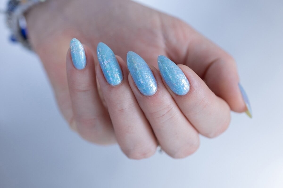 Manicura con efecto cristal en el mar