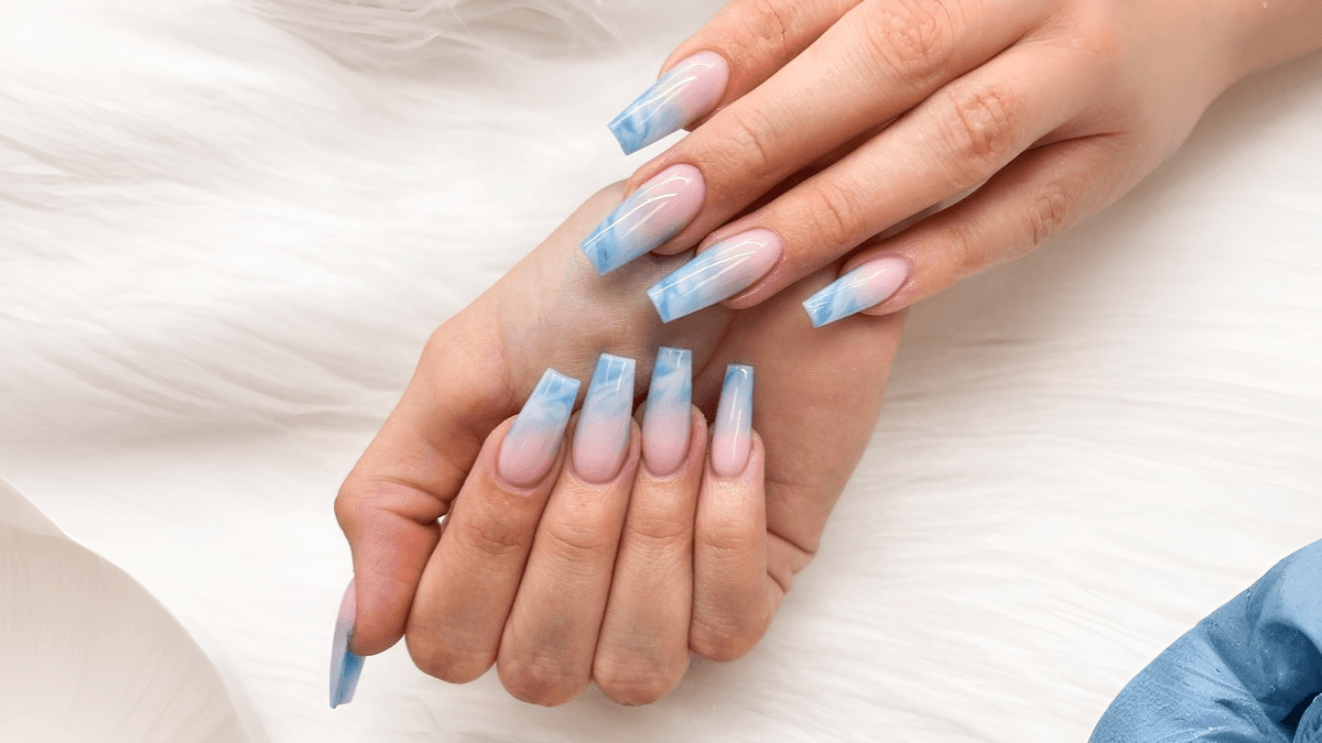 Manicura con efecto de océano degradado
