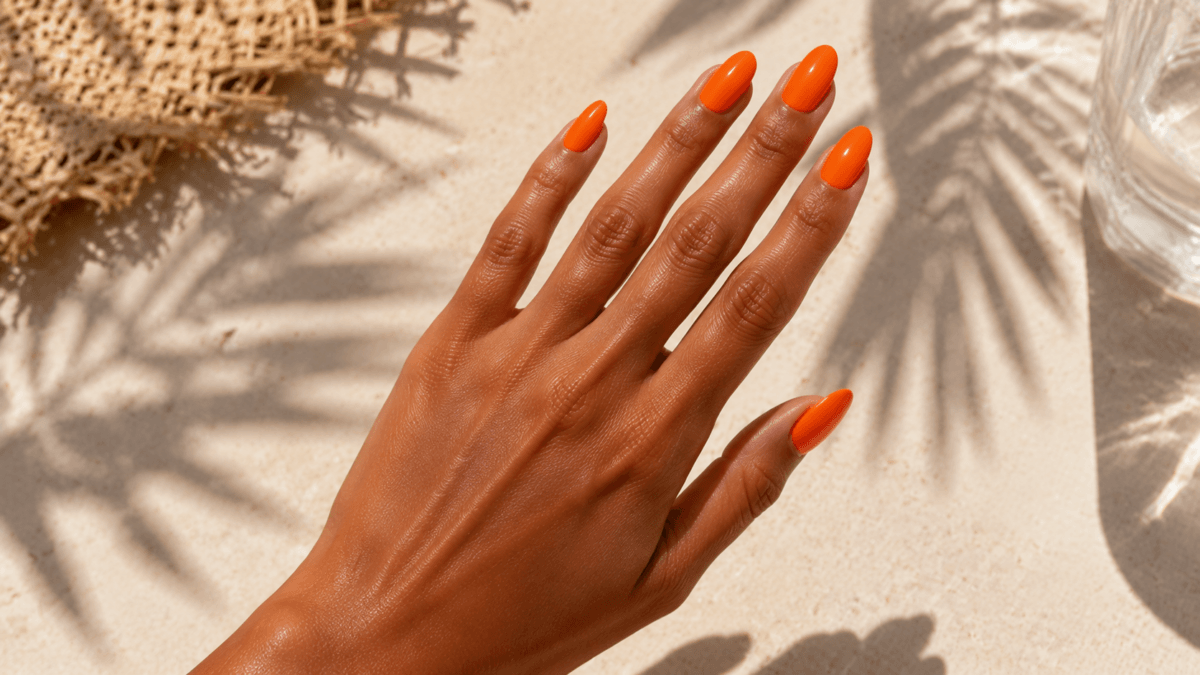Manicura en tono naranja mandarina