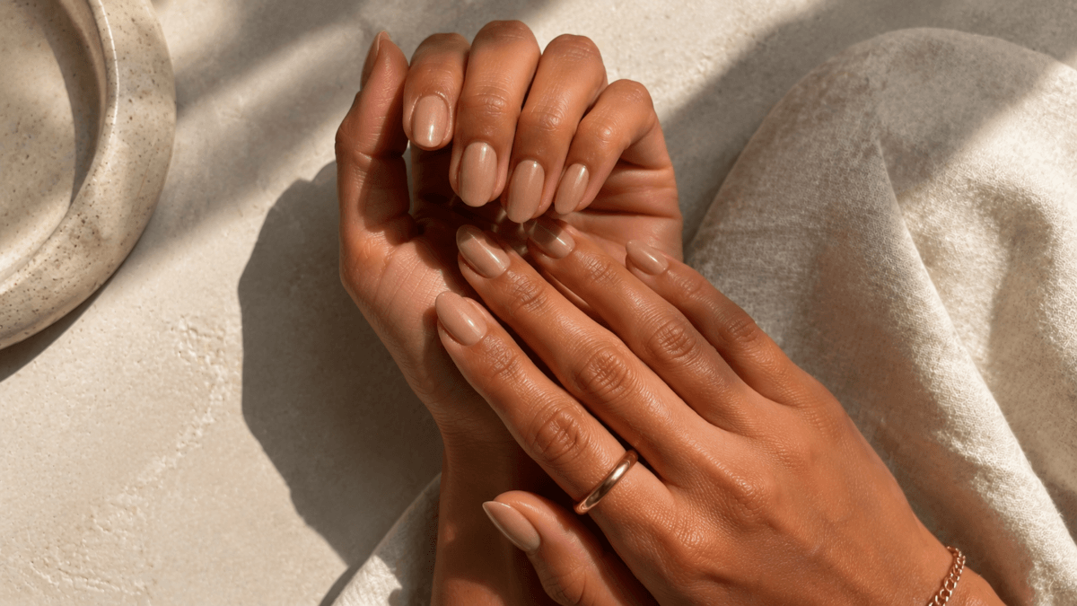 Manicura nude dorado
