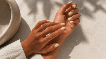 8 cores de esmalte que iluminam as mãos e combinam com a pele bronzeada