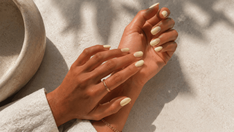 8 cores de esmalte que iluminam as mãos e combinam com a pele bronzeada