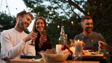 Jantares ao ar livre: 6 dicas para montar uma mesa de verão bonita e confortável