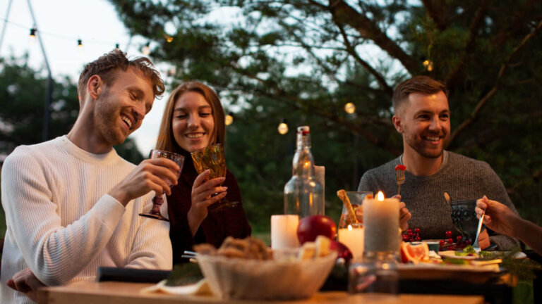 Jantares ao ar livre: 6 dicas para montar uma mesa de verão bonita e confortável