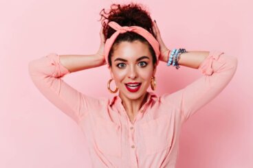 6 acessórios para dar estilo aos cabelos cacheados sem tirar o volume