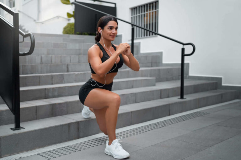 Rotina de exercícios simples em escadas para treinar sem ir à academia