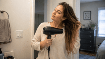 Manter o secador quente e outros 4 erros que desgastam seu secador de cabelo antes do tempo