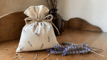 Como fazer um saquinho de lavanda que perfuma seu travesseiro e traz conforto às suas noites