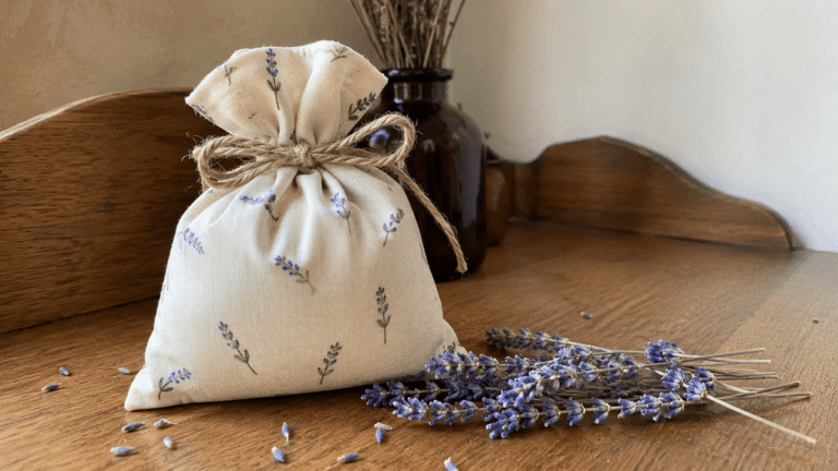 Como fazer um saquinho de lavanda que perfuma seu travesseiro e traz conforto às suas noites