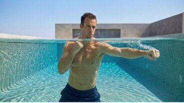 7 exercícios na piscina para trabalhar as pernas, os braços e o abdômen