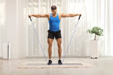 6 exercícios com faixa elástica para fortalecer os músculos dorsais e os ombros em casa