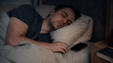 Dormir com o celular na cama: 5 motivos para não fazer isso