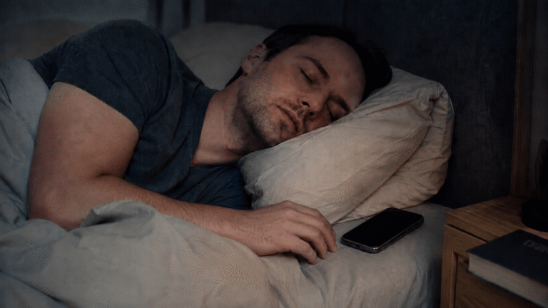 Dormir com o celular na cama: 5 motivos para não fazer isso