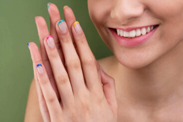 5 manicures com borda escura que destacam e alongam as unhas curtas