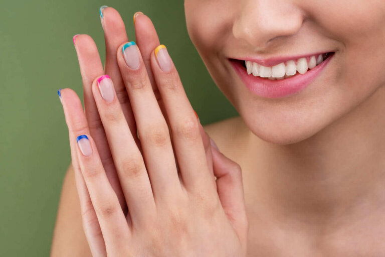 5 manicures com borda escura que destacam e alongam as unhas curtas