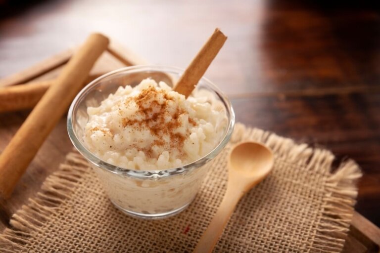 Arroz com leite mais cremoso: o segredo de cozinhar primeiro o arroz na água