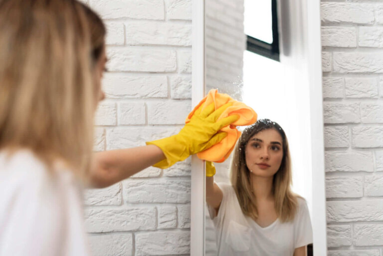 Como usar corretamente o limpador de vidros para evitar marcas nos espelhos