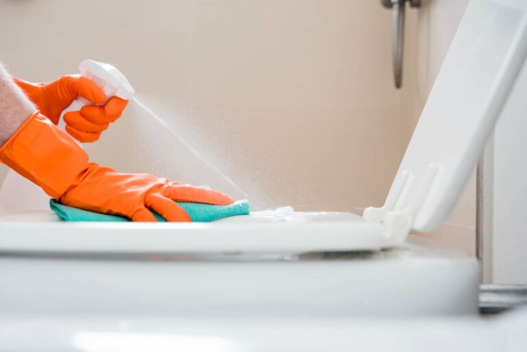 8 dicas rápidas para eliminar o mau cheiro do banheiro e evitar que ele volte