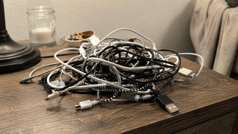 Como guardar carregadores para evitar emaranhados e fios soltos?