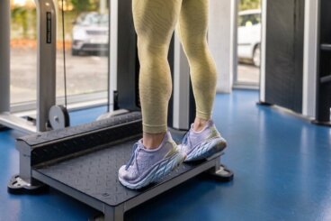 5 exercícios que você pode incluir na sua rotina de treino para as pernas para fortalecer as panturrilhas e o sóleo