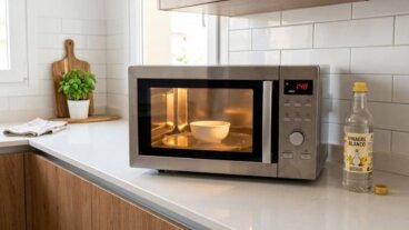 Dica com vinagre no micro-ondas para remover restos de comida e odores desagradáveis