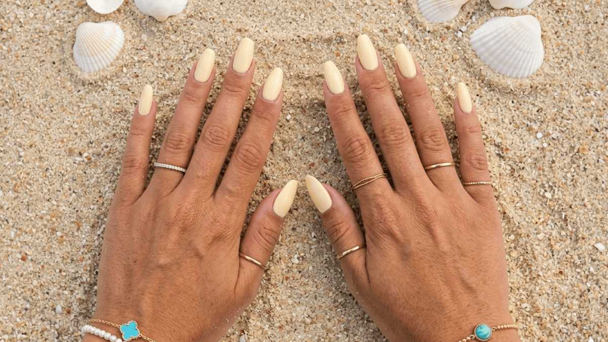Uñas amarillo mantequilla