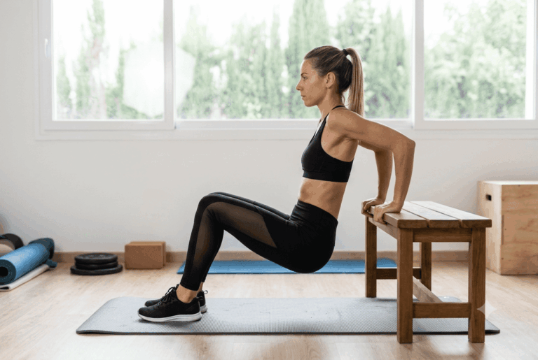 Use uma cadeira ou superfície estável para ativar os tríceps com uma amplitude de movimento profunda e controlada.