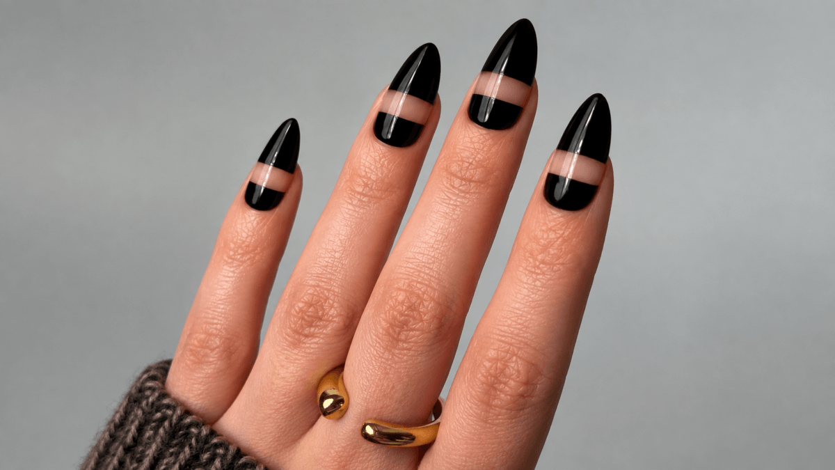 Manicura con franja en espacio negativo