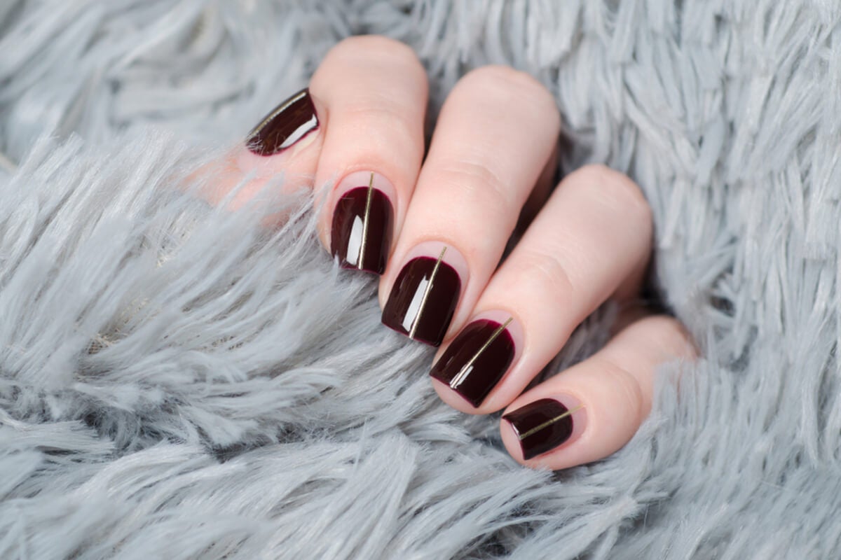 Manicura con media luna transparente
