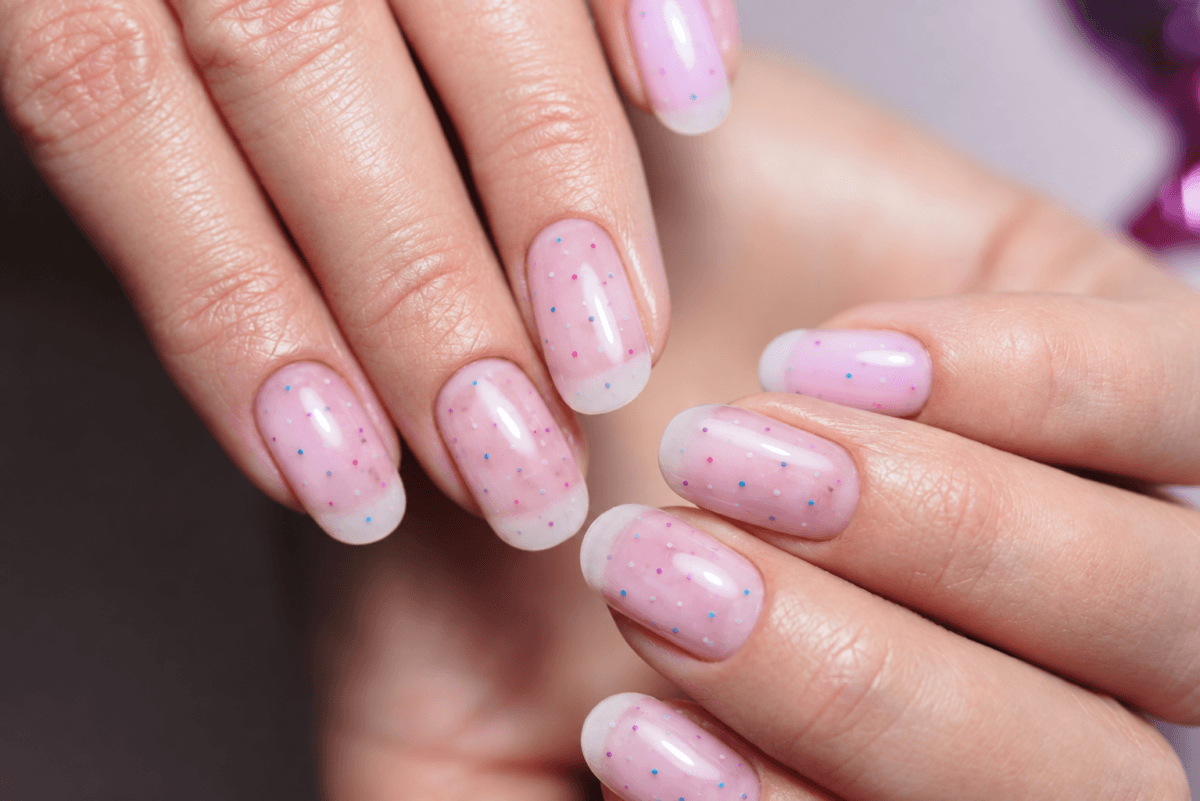 Manicura con puntos
