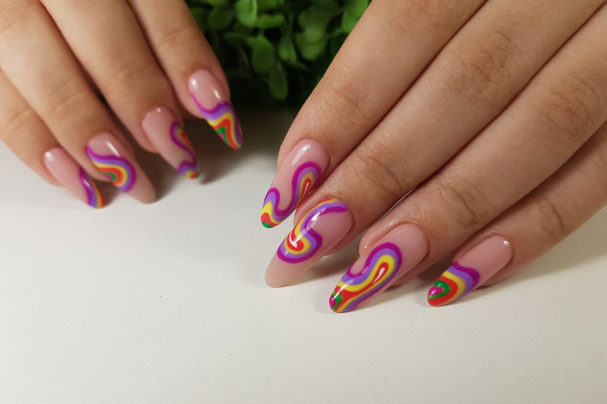 Manicura con remolinos o swirls