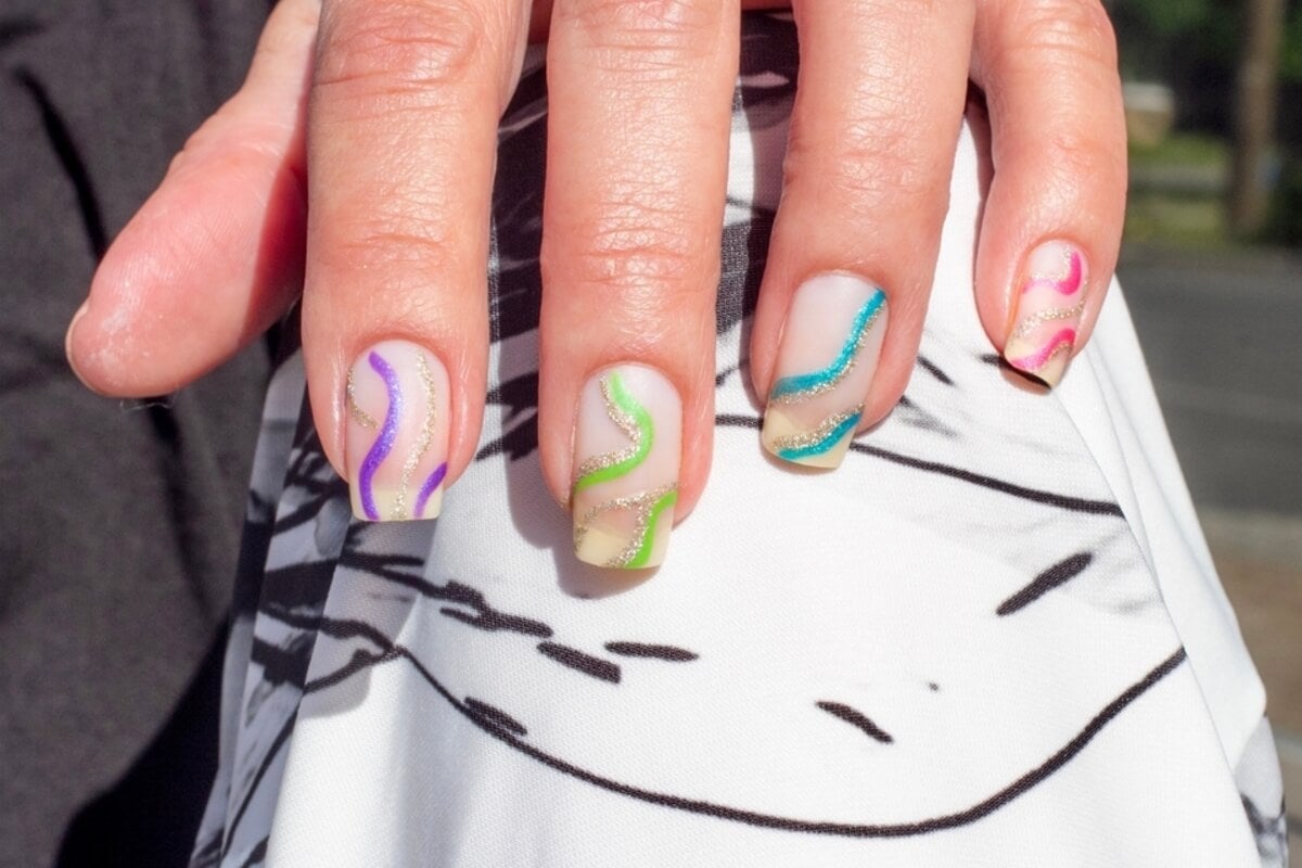 Manicura transparente con ondas