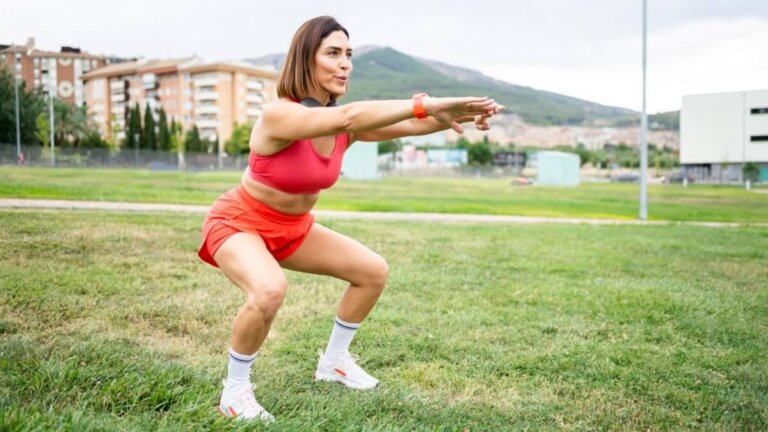 Levantar os calcanhares e outros 5 erros ao fazer agachamentos que impedem seu progresso
