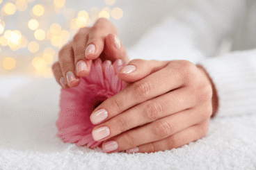 “Bare nails”: a tendência das unhas naturais e elegantes que você pode fazer em casa