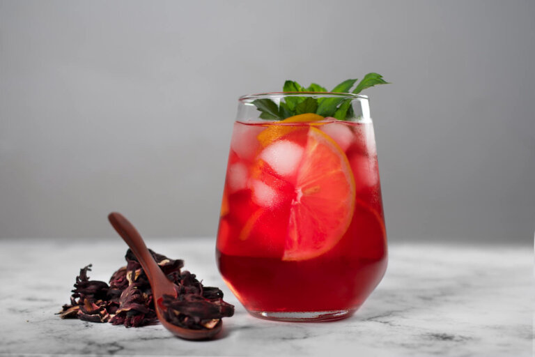 Como preparar água de hibisco que pode ser consumida pura, sem acidez e bem refrescante